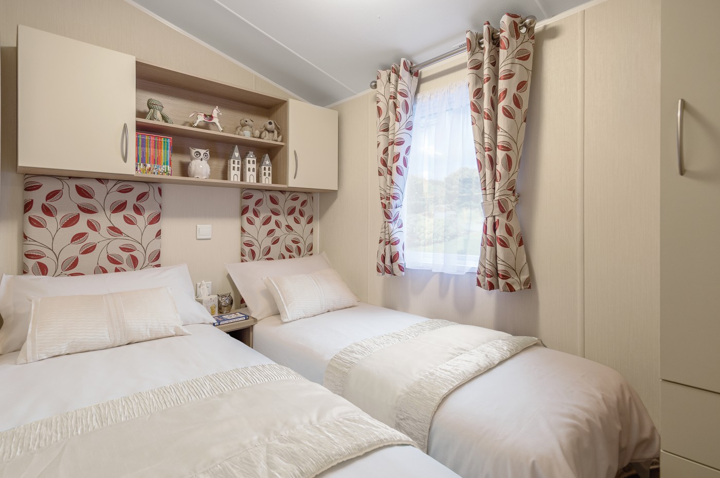 The 2016 Willerby Brockenhurst offers views of the grassy park from the large windows. It has two bedrooms and an open plan kitchen/living room layout. 
Bedroom 1 – Double
Bedroom 2 – Twin